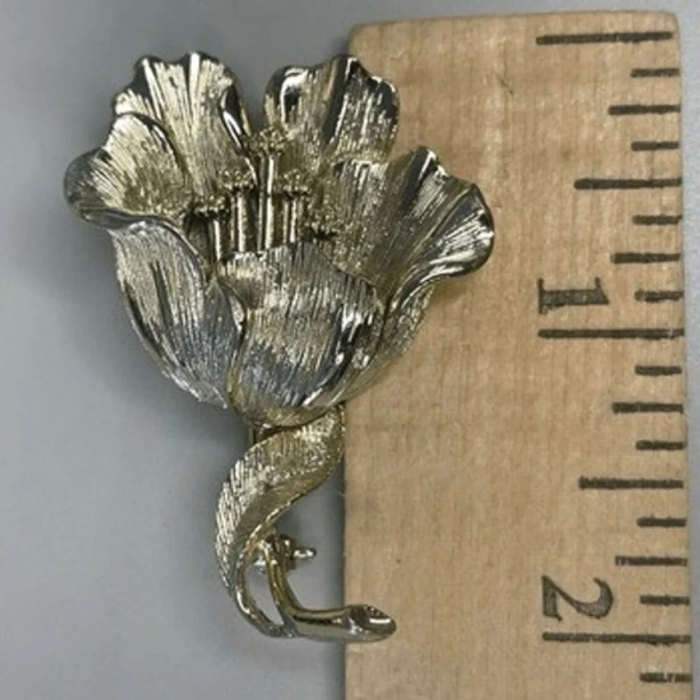Vintage Lisner Flower Brooch Gold Tone Textured Floral Pin Signed Designer 2.25